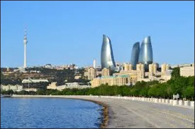 D'après la légende, par quoi ce château était-il protégé de l'eau de la mer ?