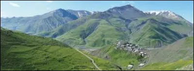 En quelle année la marine impériale russe s'est-elle installée dans cette ville ?