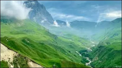 Comment le fantôme de la maison Gryffondor s'appelle-t-il ?