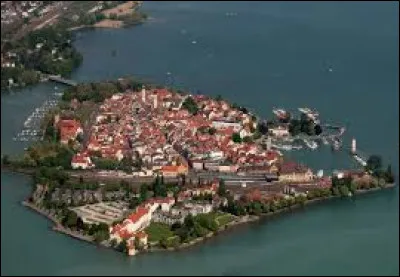 Quelle est cette ville de 25 000 habitants, située en Bavière au bord du lac de Constance, près des frontières autrichienne et suisse ?