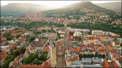 Quelle est cette ville de 110 000 habitants, située en Thuringe dans la vallée de la Saale ?