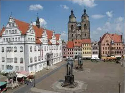 Quelle est cette ville de 70 000 habitants, située sur l'Elbe, dans le Land de Saxe-Anhalt, berceau de l'architecture néo-classique puis du mouvement du Bauhaus ?
