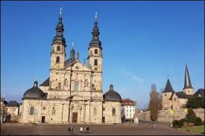 Quelle est cette ville de 65 000 habitants située dans le Land de Hesse à la limite de la Thuringe, connue pour ses monuments baroques et pour son passé religieux ?