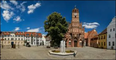 Quelle est cette ville de 70 000 habitants, située sur la Havel, en aval de Potsdam ?