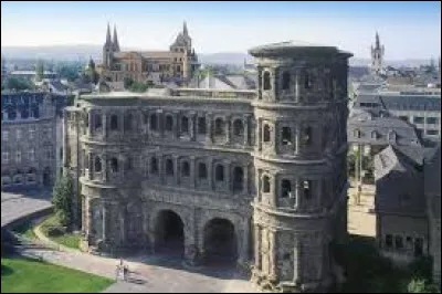 Quelle est cette ville de 110 000 habitants, située dans le Land de Rhénanie-Palatinat, traversée par la Moselle et connue pour ses vestiges romains ?