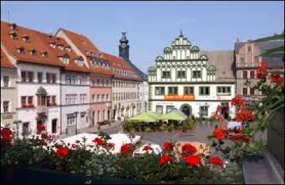 Quelle est cette ville de 65 000 habitants, située en Thuringe, centre du mouvement Bauhaus au début des années 1920 ?