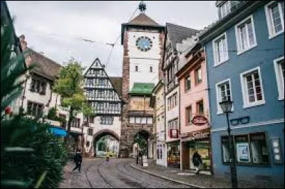 Quelle est cette ville de 230 000 habitants, située dans le pays de Bade, au pied des montagnes de la Forêt-Noire ?