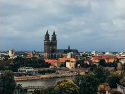 Quelle est cette ville de 230 000 habitants, capitale du Land de Saxe-Anhalt, située sur les rives de l'Elbe ?