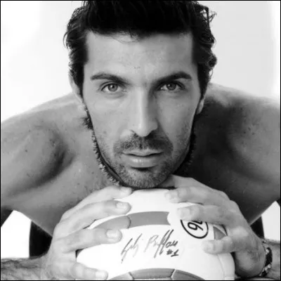 A quel poste le footballeur italien Gianluigi Buffon évoluait-il ?
