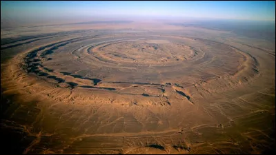 Je viens de sillonner les 50 kilomètres de diamètre de l'oeil de l'Afrique, également appelé "structure de Richat". Où suis-je ?