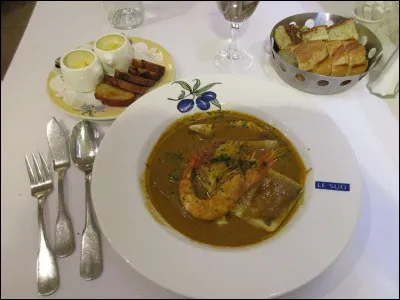 Installé en terrasse au soleil, j'ai commandé le plat typique de la région. Où suis-je ?