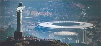 À Rio, j'assiste à un match du sport roi au Brésil dans un stade légendaire. Où suis-je ?