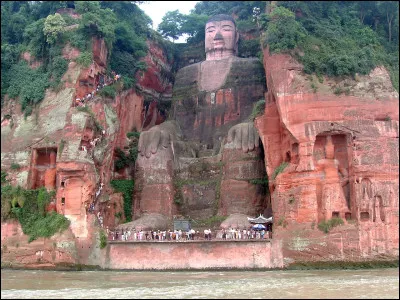 Me voilà au Sichuan et je me sens tout petit au pied du Grand Bouddha de Leshan, une statue monumentale de 71 mètres de haut. Où suis-je ?