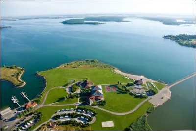 Je me balade sur les rives du plus grand lac artificiel de France. Où suis-je ?