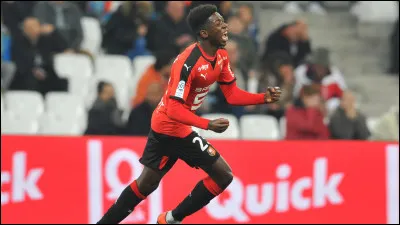 Avec quel club le jeune Dembélé fait-il ses premiers pas dans le football ?