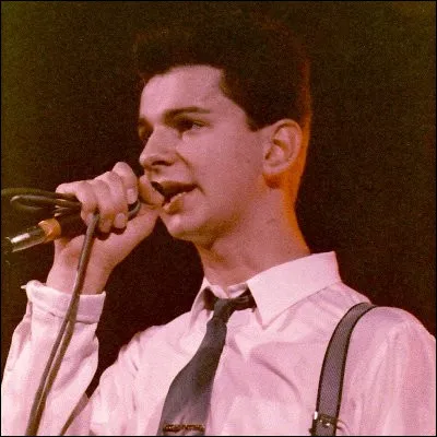 Quel groupe britannique, dont le chanteur est Dave Gahan, a sorti son premier single, "Dreaming of Me", en 1981 ?