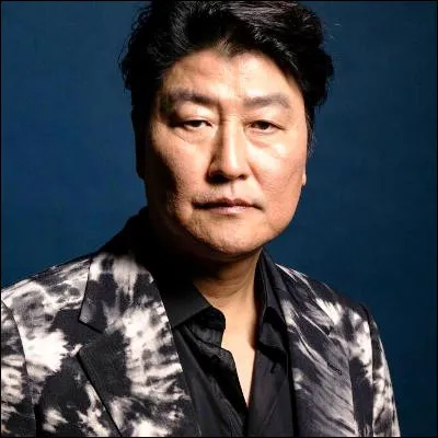 Dans quel film les membres dune famille pauvre se font engager par une famille riche de Séoul par fourberie ?