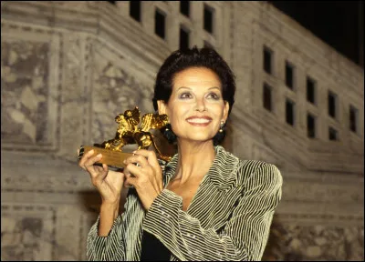Parmi ces prix honorifiques décernés à Claudia Cardinale, lequel a-t-elle reçu en premier ?