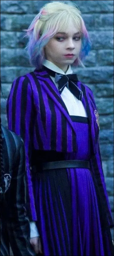 Pourquoi Enid regarde-t-elle comme ça ?