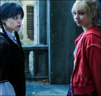 Enid et Mercredi regardent...