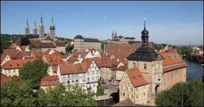 Quelle est cette ville de 80 000 habitants, située dans le nord du Land de Bavière en Haute-Franconie ?