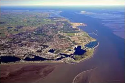 Quelle est cette ville portuaire de 76 000 habitants, du land de Basse-Saxe, située sur la côte de la mer du Nord ?