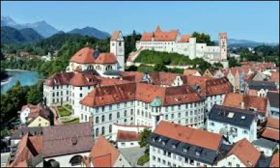 Quelle est cette ville de 16 000 habitants, située dans l'Allgäu-Oriental dans le sud-ouest de la Bavière, arrosée par le Lech ?