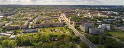 Quelle est cette ville de 24 000 habitants, située dans le land du Brandebourg, sur la rive gauche de l'Oder, près de la frontière polonaise, fondée en 1950 pour être une ville nouvelle à côté de l'usine sidérurgique ?