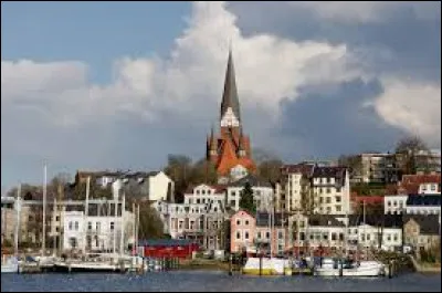Quelle est ce ville de 99 000 habitants, située dans le Nord du Schleswig-Holstein, à proximité de la frontière avec le Danemark ?