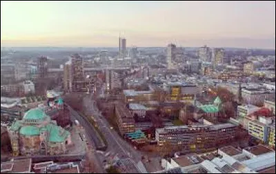 Quelle est cette ville de 580 000 habitants, située dans la partie centrale du bassin de la Ruhr, ancien grand centre du charbon et de l'acier ?