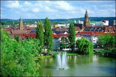 Quelle est cette ville de 125 000 habitants du sud de l'Allemagne, située au bord du Neckar, dans le Bade-Wurtemberg ?