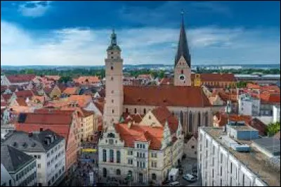 Quelle est cette ville de 140 000 habitants située en Bavière au bord du Danube ?