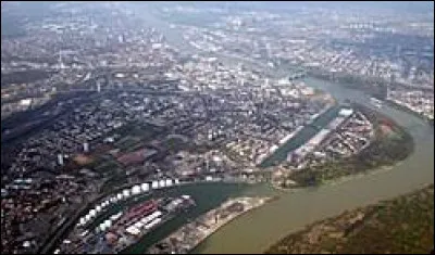 Quelle est cette ville de 170 000 habitants, située dans le Land de Rhénanie-Palatinat, bordée par le Rhin, berceau de la grande entreprise chimique BASF ?
