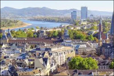 Quelle est cette ville de 330 000 habitants, située au bord du Rhin dans le sud du Land de Rhénanie-du-Nord-Westphalie ?