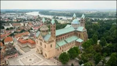 Quelle est cette ville de 50 000 habitants, située sur le Rhin dans le sud du Land de Rhénanie-Palatinat, ancienne ville impériale autour de sa grande cathédrale romane ?