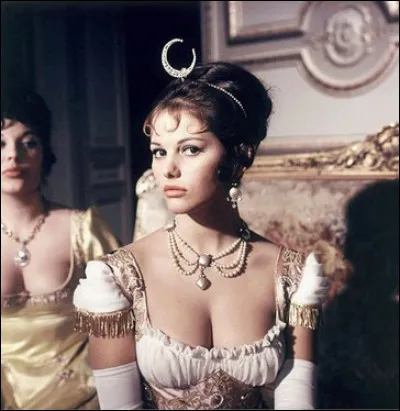 Son premier film en français est la superproduction d'Abel Gance, ''Austerlitz'' où elle joue aux côtés de Pierre Mondy en Napoléon. Quelle rôle interprète-t-elle ?