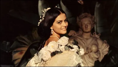 En 1963, elle tourne avec deux grands réalisateurs dont la manière de travailler est radicalement opposée. Lequel exige le silence et le respect du texte à la virgule près ?