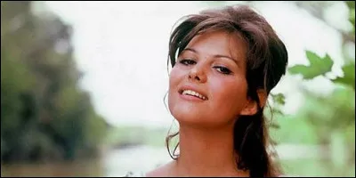 Élevée en Tunisie, elle est l'ainée d'une fratrie de quatre enfants et on dénote un caractère...