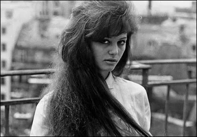 Son tempérament lui a valu quelques punitions dans les établissements scolaires. À quelle profession se destinait-elle au départ, en Tunisie ?