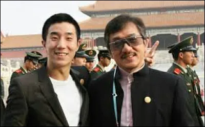 Jackie Chan noue une relation très tendue avec son fils, qu'on a pu voir dans quelques films (notamment "Railroad Tigers" en 2016 avec son père) et qui a tenté d'être chanteur, mais qui a également fait de la prison pour détention de drogue (tandis que Jackie était ambassadeur de la lutte anti-drogue). Comment se nomme ce fils ?