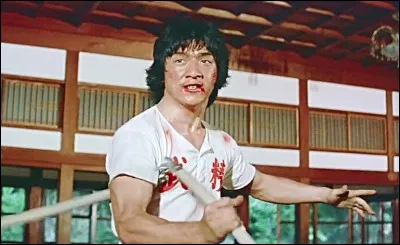 En 1976, bien que déjà très expérimenté des plateaux de tournage en tant que cascadeur, chorégraphe ou second rôle, le très jeune Jackie Chan obtient pour la première fois le rôle principal d'un film. Il s'agit de la "suite" d'un film avec Bruce Lee, décédé 3 ans plus tôt. Quel est le titre de ce film ?