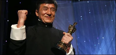 En quelle année Jackie Chan a-t-il reçu un Oscar d'honneur pour récompenser l'ensemble de sa carrière ?