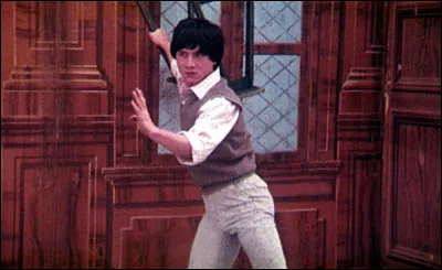 En 1980, il tente de transformer son implaccable succès asiatique en succès international, en jouant dans son premier film américain. Ainsi sort dans les salles "Le Chinois", film réalisé par...