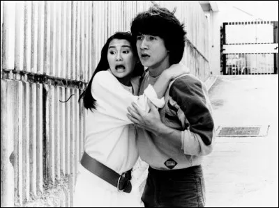 En 1985 sort l'un des autres très grands succès de sa carrière : le premier opus de la saga "Police Story". Dans ce film, il forme un couple avec une actrice, jouant sa petite amie, qui connaîtra elle aussi une très belle carrière par la suite, tournant notamment avec Wong Kar-wai. Qui est-elle ?