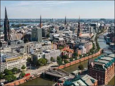 Quelle est cette ville de 1,9 million d'habitants, située de la mer du Nord, grand port sur l'Elbe ?
