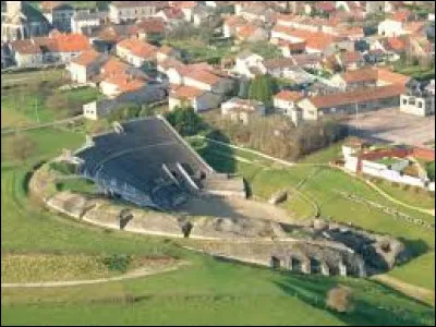 Je vous emmène en Lorraine à la découverte de l'amphithéâtre de Grand. Village de l'aire d'attraction Néocastrienne, il se situe dans le département ...