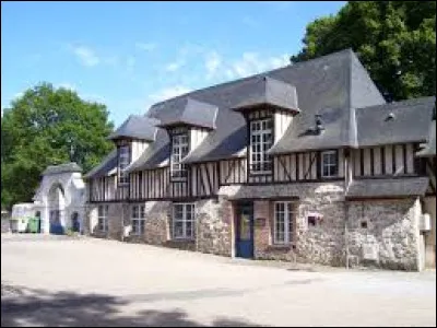 Nous sommes maintenant devant l'ancien prieuré de Saint-Philibert-sur-Risle. Village de l'arrondissement de Bernay, il se situe dans l'ancienne région ...