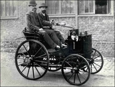Quelle est la première automobile roulant en essence ?