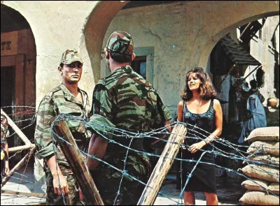 Elle est Aïcha Mahidi, soeur du lieutenant Ben Mahidi (George Segal) dans ce film sorti en 1966 :