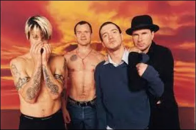 Avec quel groupe Jack Irons est-il engagé dans les débuts de RHCP ?